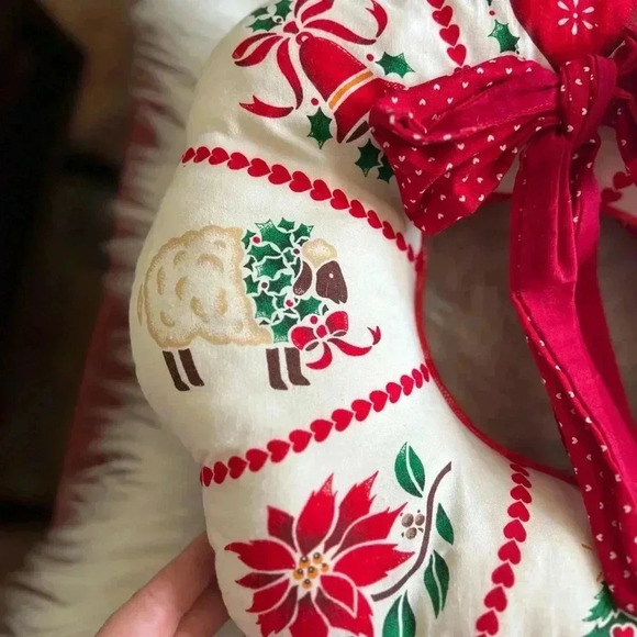 Vintage Christmas Fabric Wreath Pillow | Holiday Décor | Festive Cushion - Picture 4 of 7